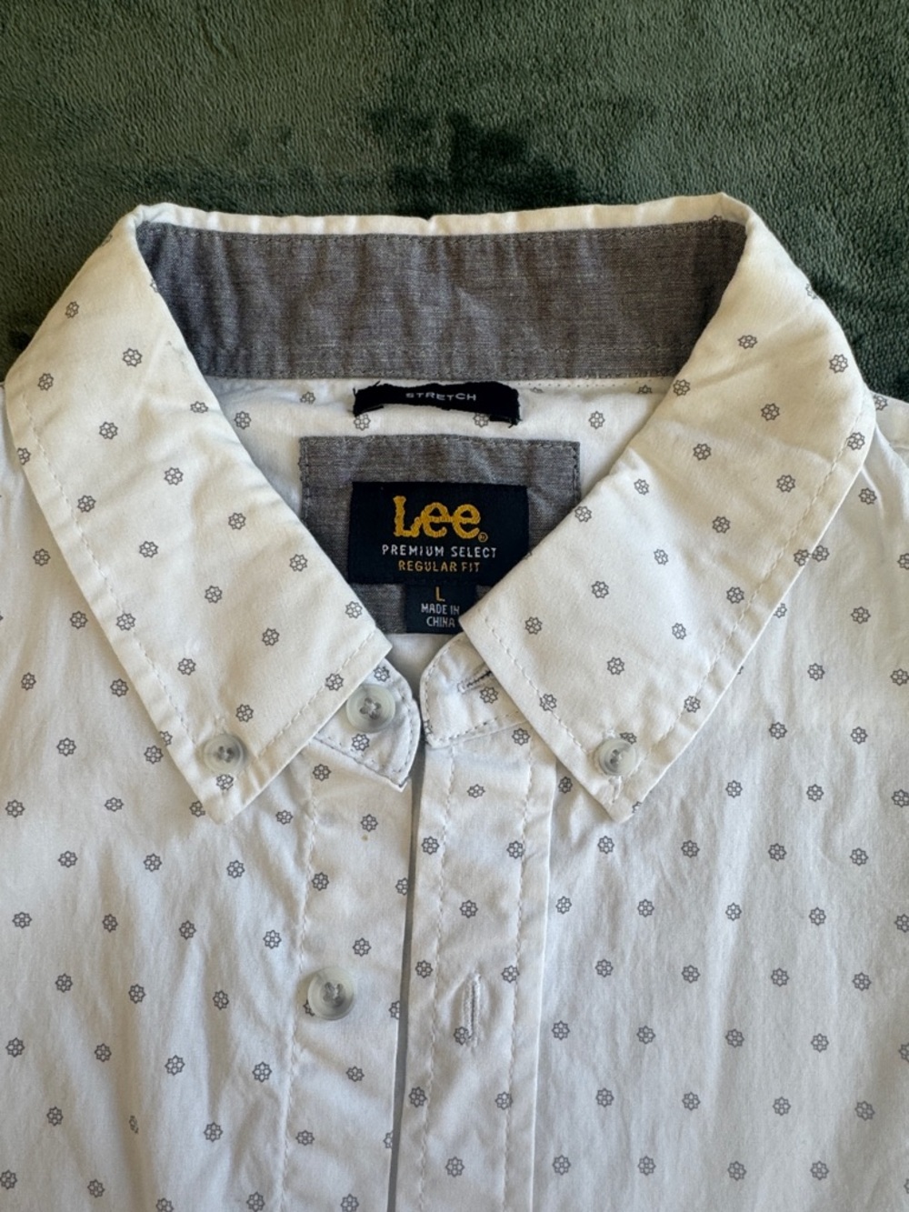 Lee White Short-Sleeve Button-Up Shirt with Subtle Gray Dot Print - Picture 2 of 2